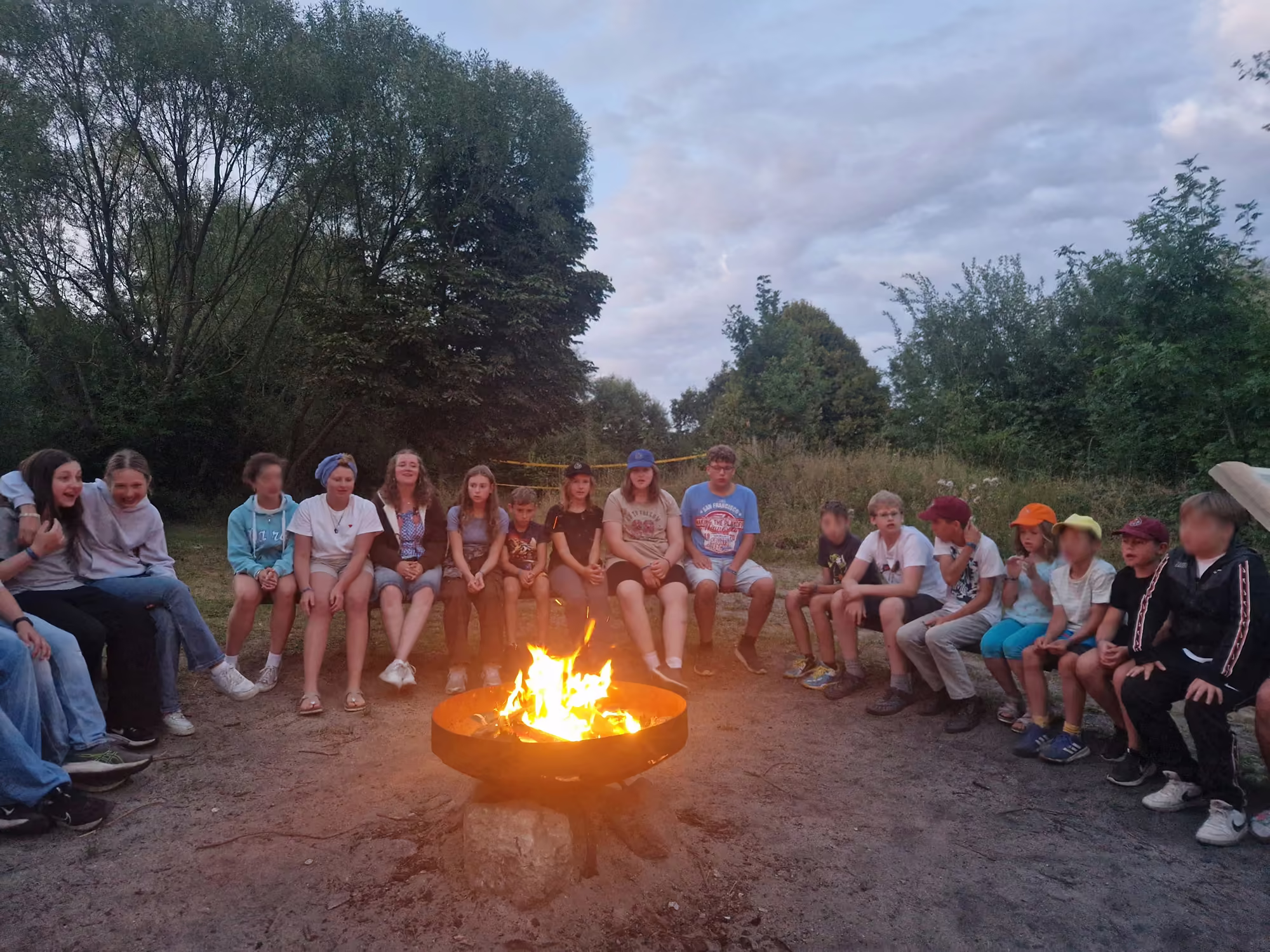 Die Feuerstelle mit brennendem Feuer
