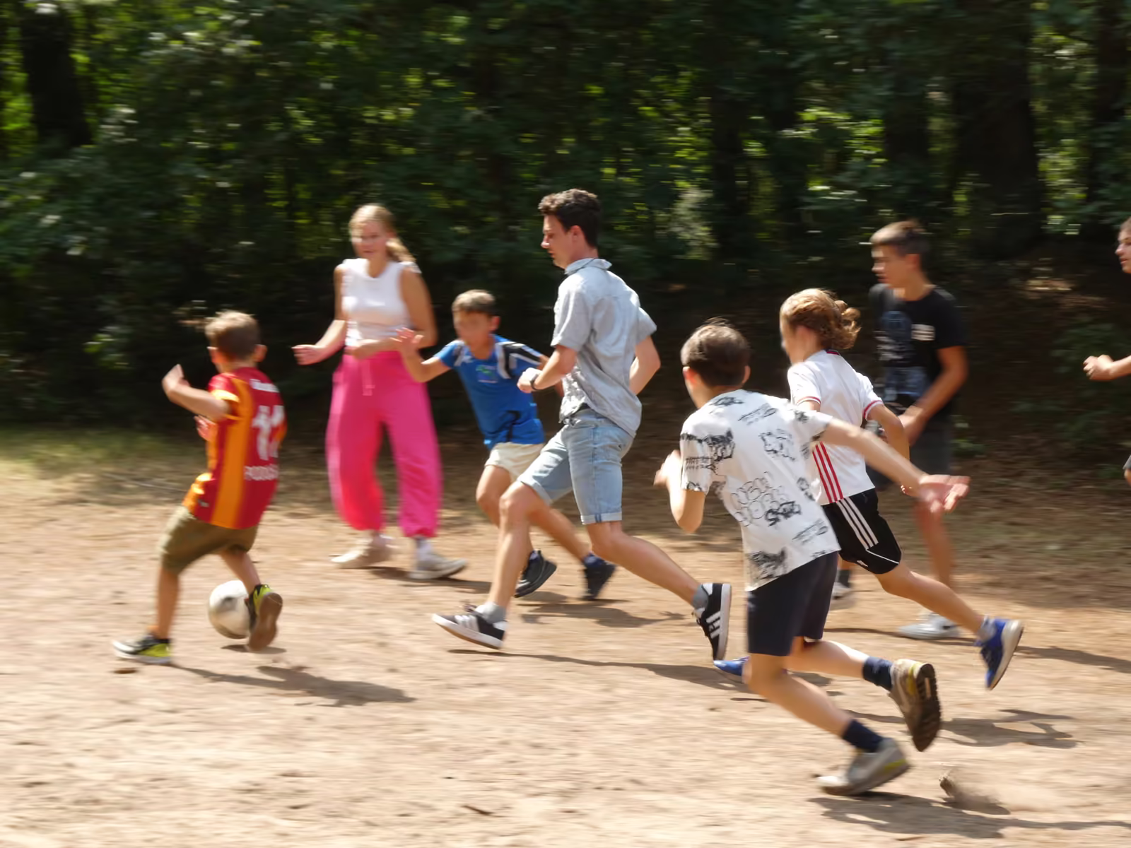 Kinder beim Fußballspielen