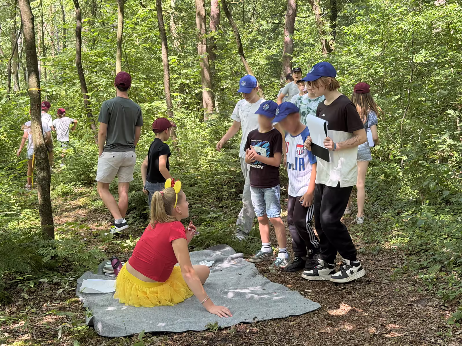 Kinder bei einem Geländespiel im Wald