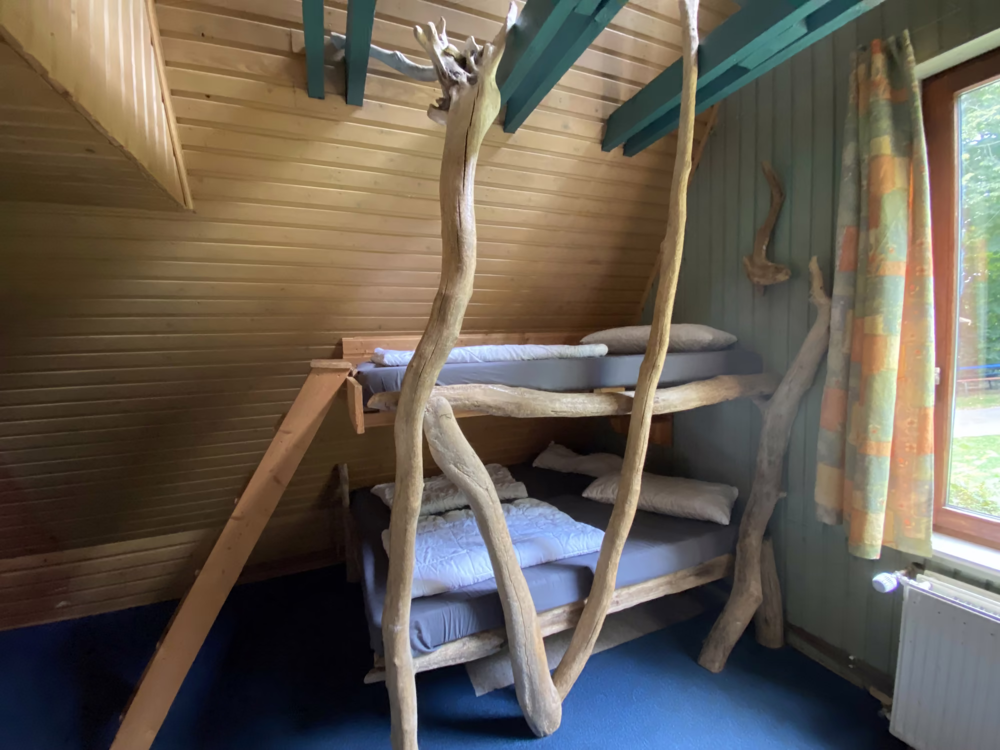 Blick in eine Finnhütte mit Stockbetten