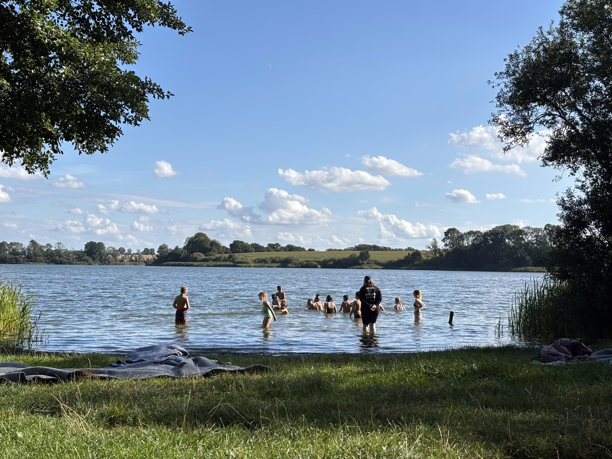 Kinder beim Baden im Süseler See