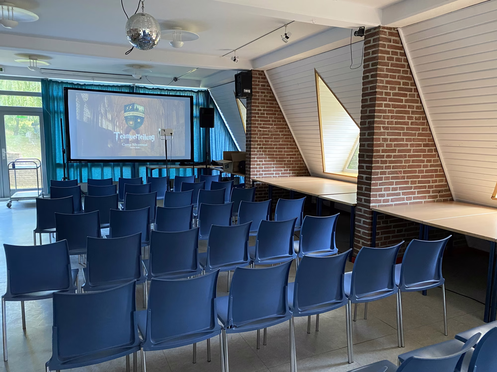 Der Saal im Haupthaus, aufgebaut für die Teamverteilung