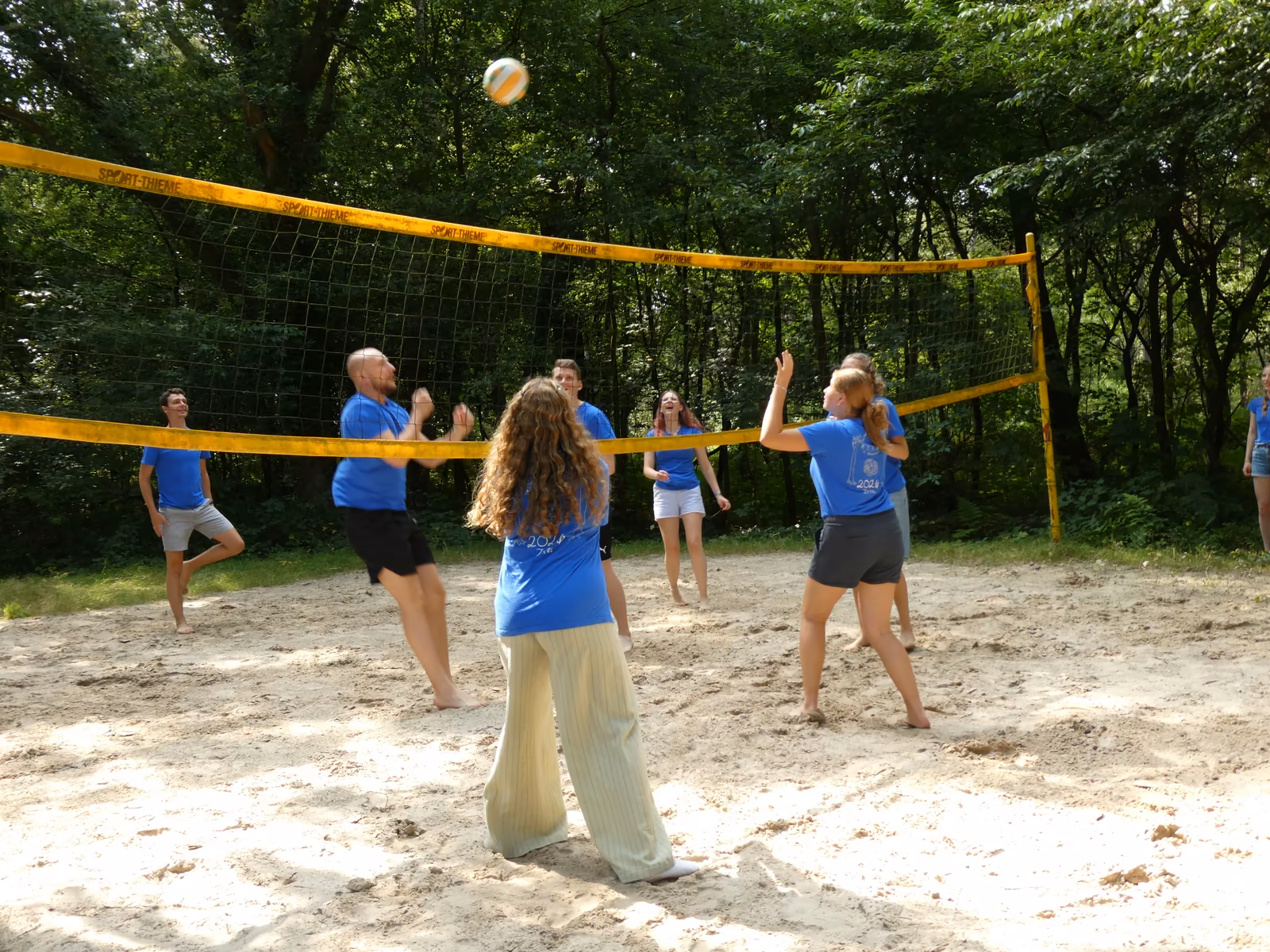 Volleyballspiel auf dem Sandplatz